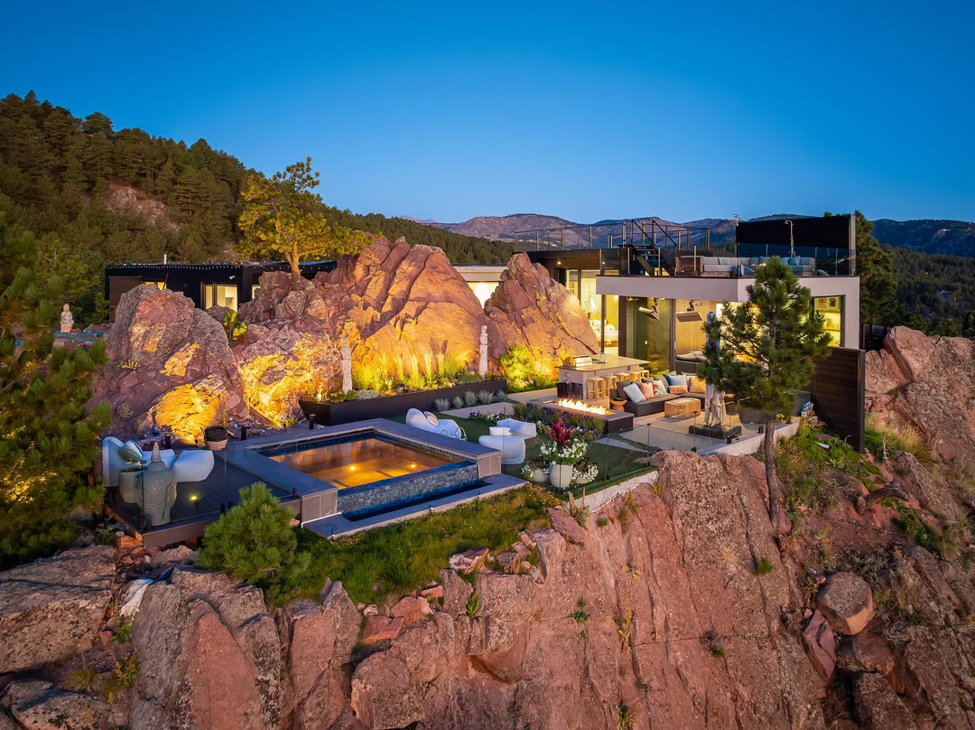 🪨 Boulder’s Cliffside House Has the Internet Talking