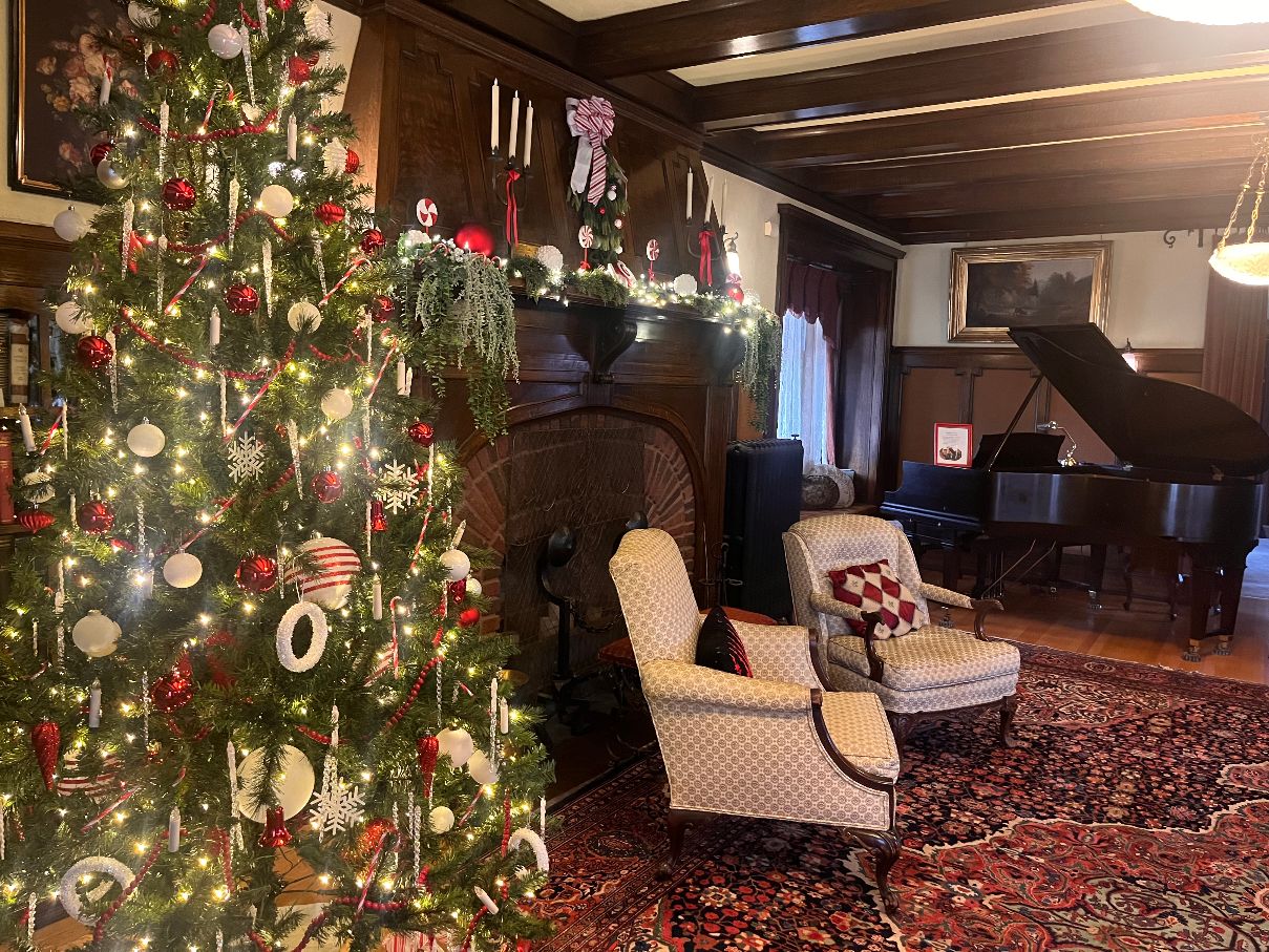 🎄 Holiday Tours at Historic Hoverhome